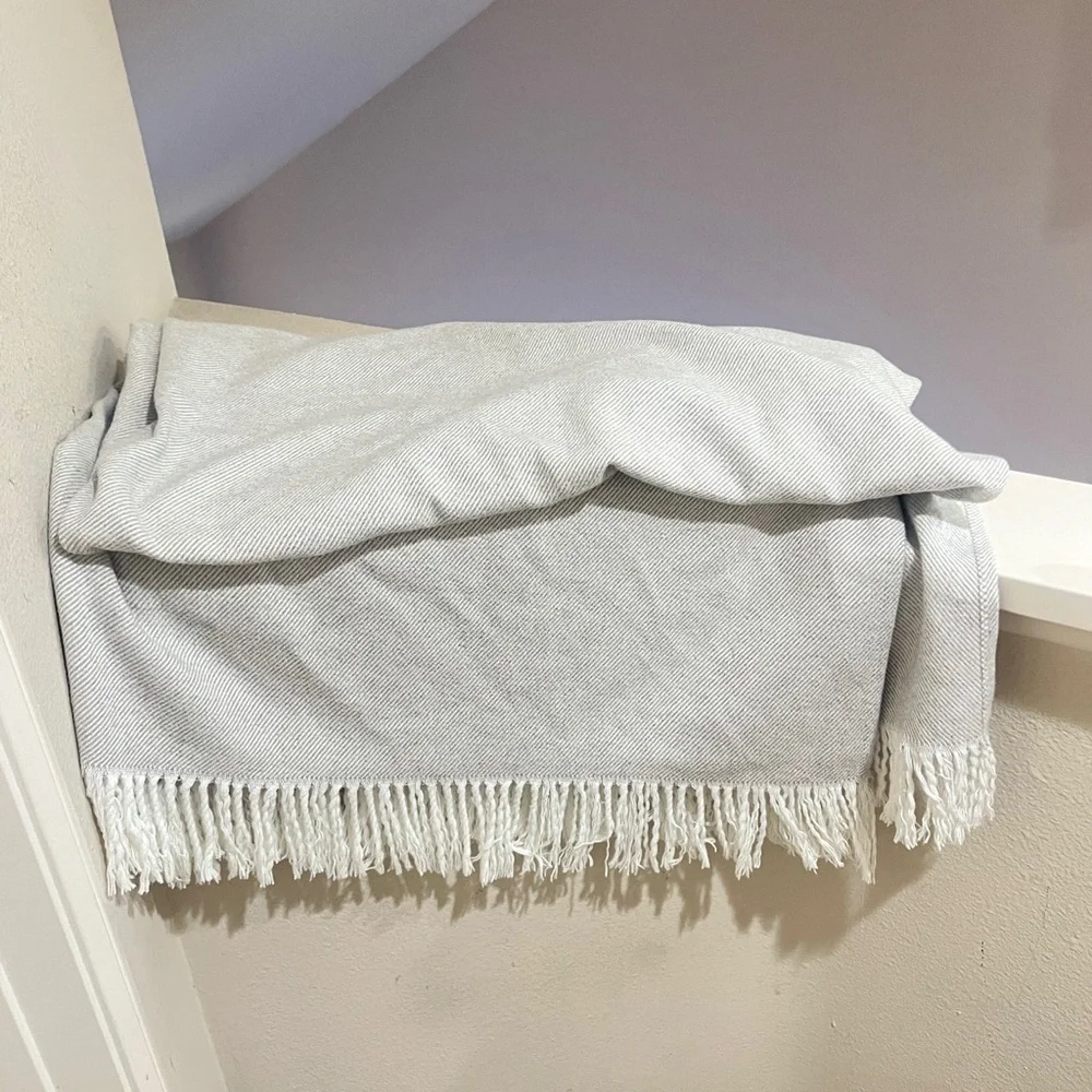 Boll & Branch Throw 85x56‎ Organic Cotton Blanket White and Gray Plaid Fringe